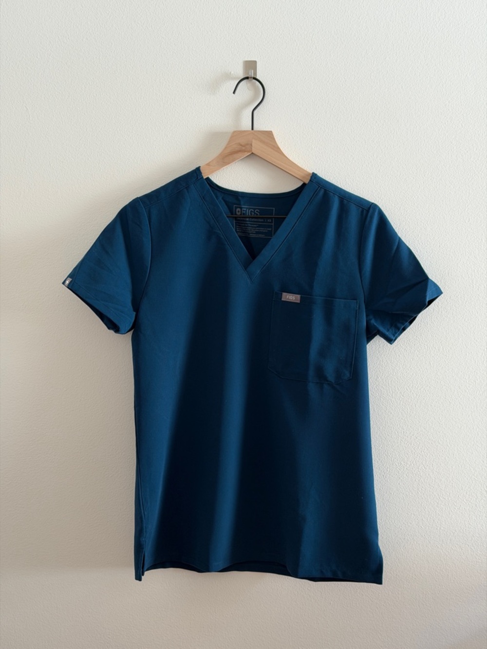 Figs One Pocket V-Neck Top in Deep Reef